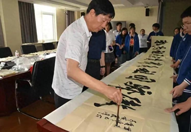 书香传韵 笔铸春秋——记当代书法名家李俊峰