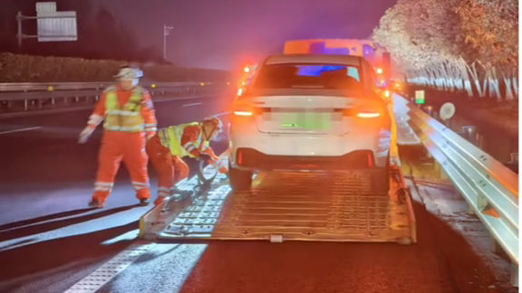 新能源车在高速抛锚，司机：400公里续航开了100多公里