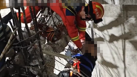 工人在商场电梯井悬吊30分钟获救