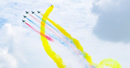 八一飞行表演队惊艳亮相，中国战机帅气溢出屏幕