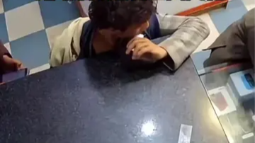 印度男子把电池放嘴里啃咬 瞬间爆炸迸发巨大火花