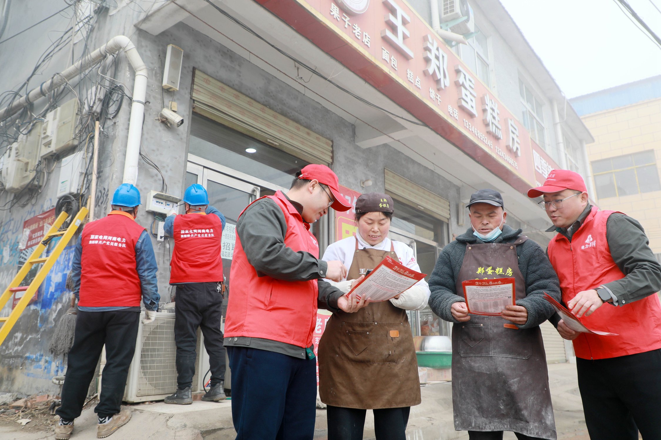国网周口供电公司：电力护航归乡路 暖心服务过好年