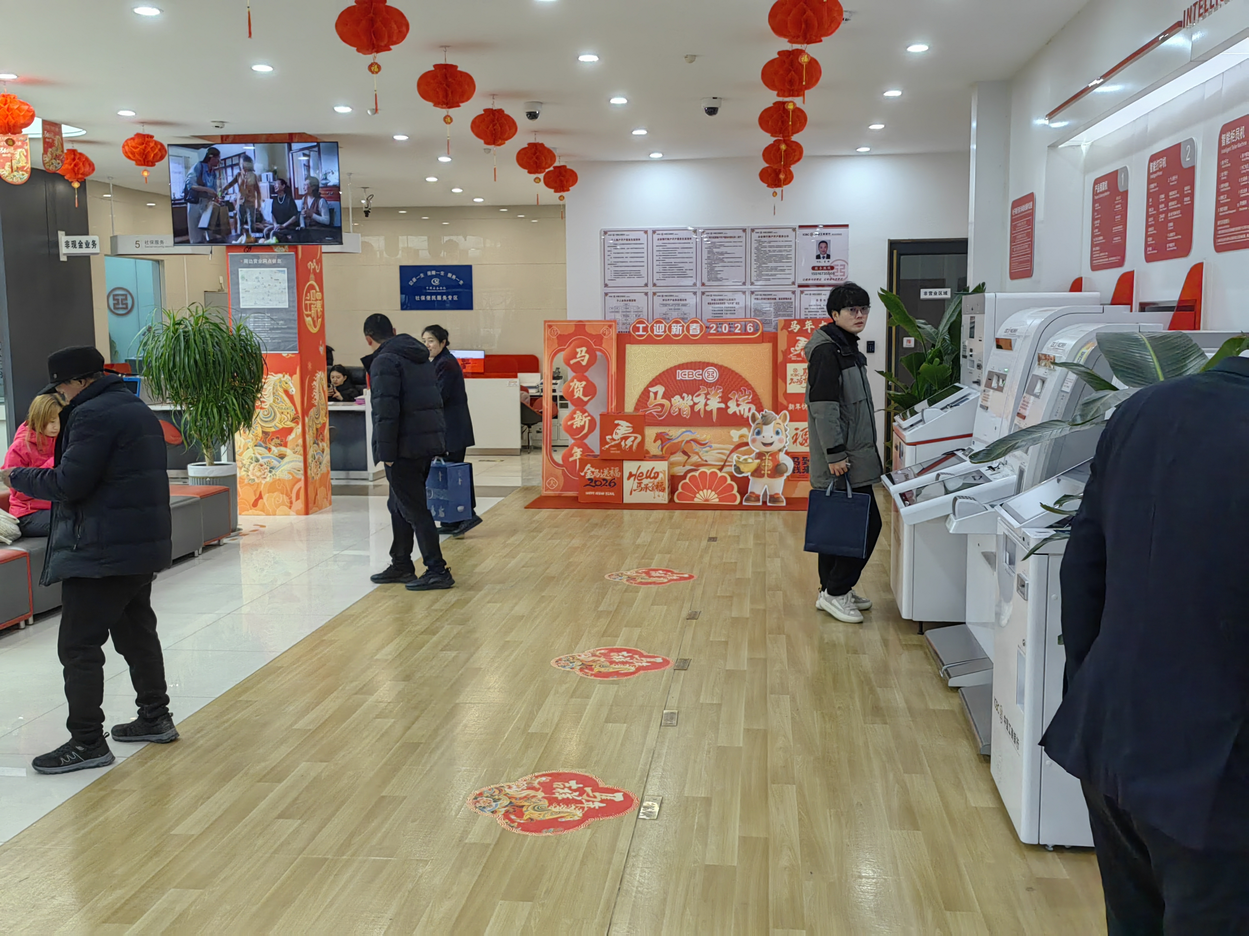 工行周口分行：年味满厅堂 服务暖新春