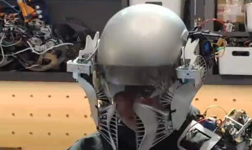 博主自制科幻战甲 外交部私信想转发