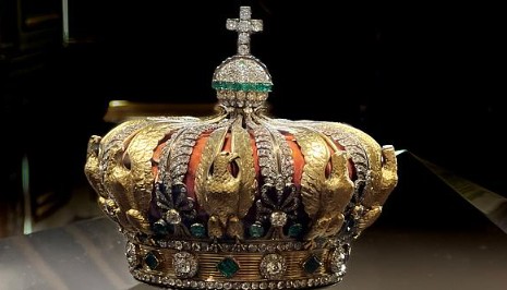 法国卢浮宫：抢劫受损的欧仁妮皇冠具备整体修复条件