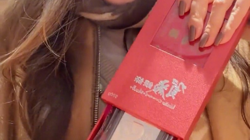 “赚了十几万元”女演员开箱取出100克黄金500克白银