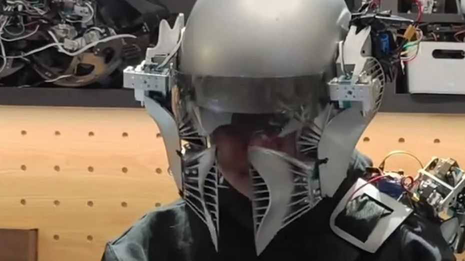 长沙“硬核老爸”自制科幻战甲 外交部账号私信博主想转发