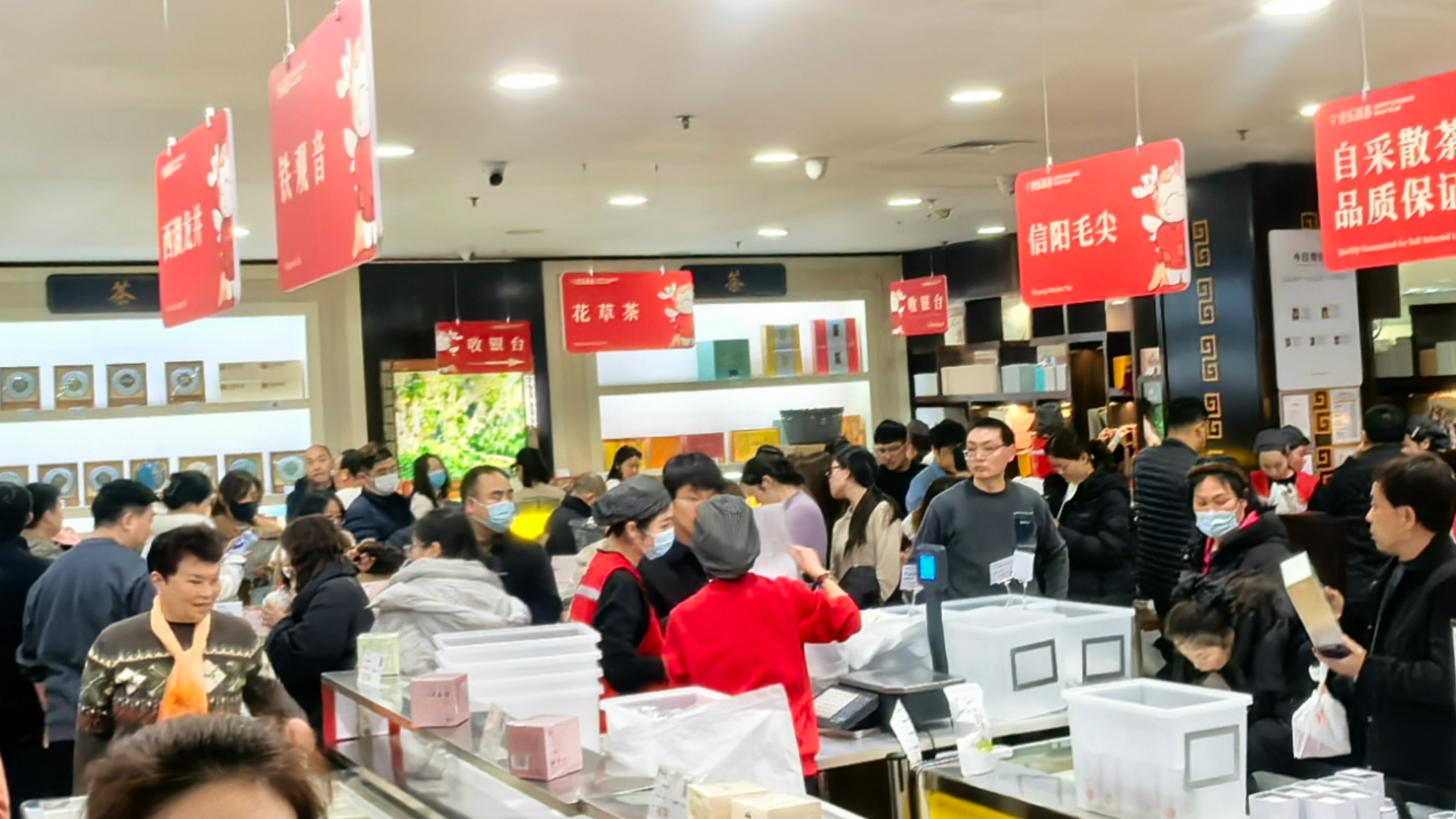 胖东来茶叶春节前销售火爆 顾客直言“累但值得”