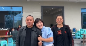 女孩用赚到的首个百万给养父母盖新房