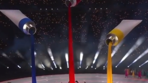 米兰冬奥会开幕式太艺术！舞台上空巨型颜料管真落下“颜料”