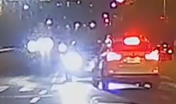 小车狂闪远光灯，警车直接怼上去