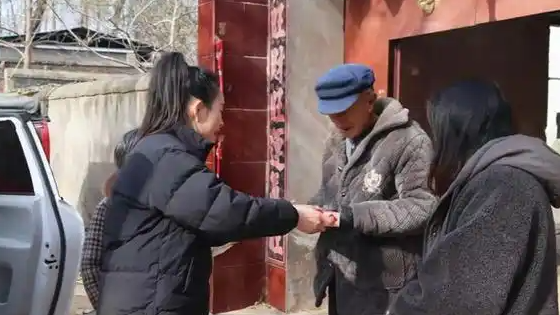 女子帮小镇外出子女跑腿尽孝迎首个春节：单子排到正月初五