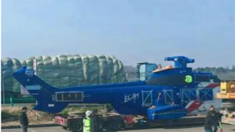 半挂车撞上旁边托运中的直升机 这飞机价值约2000万美元