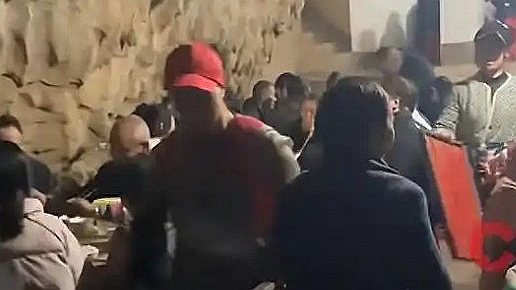 永州村民在山洞吃席视频走红，网友：想起了《西游记》