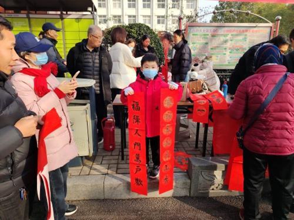 平顶山市卫东区：义写春联暖民心