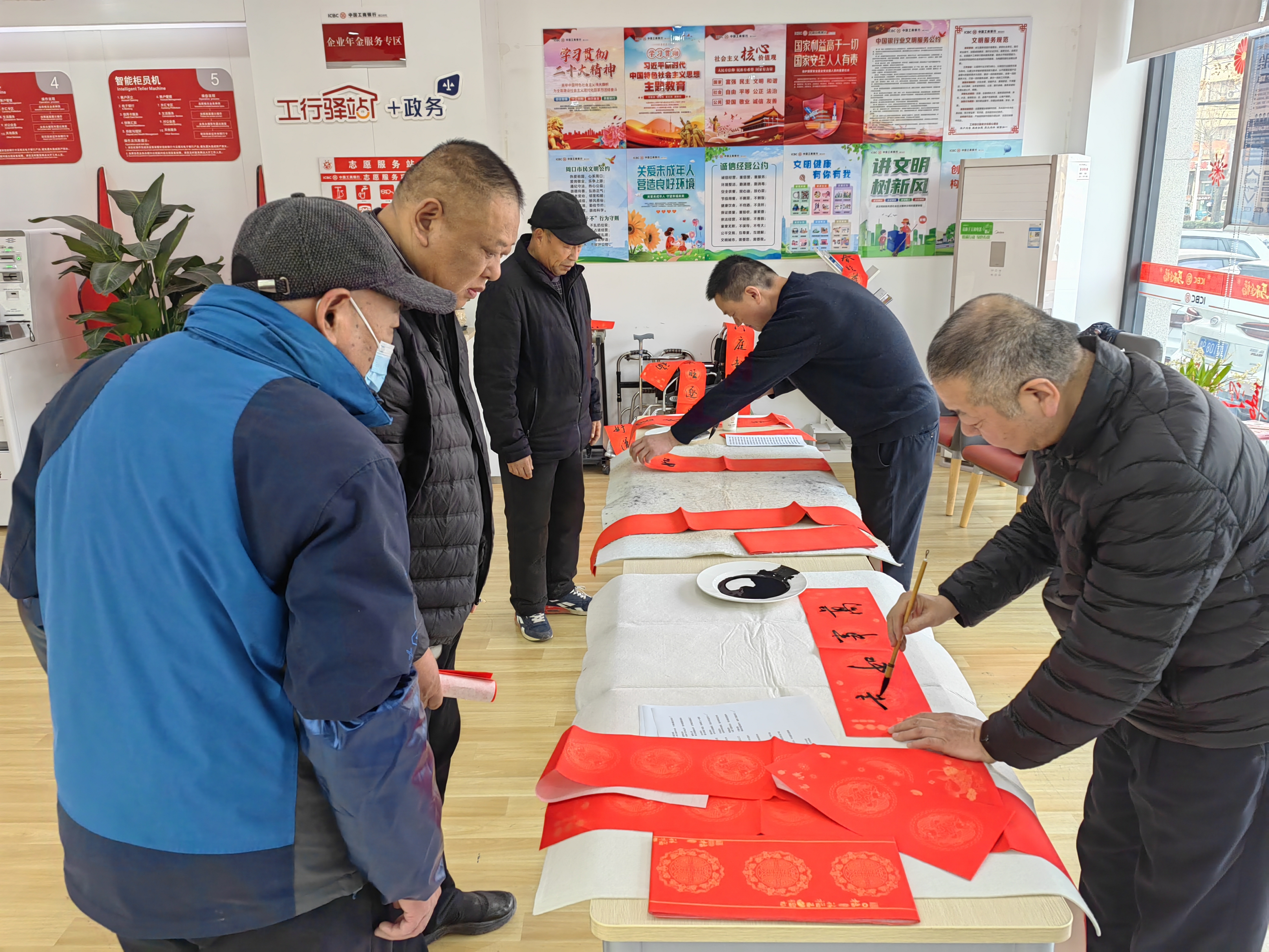 墨香迎新春 金融送祝福 工行周口分行开展义写春联公益活动