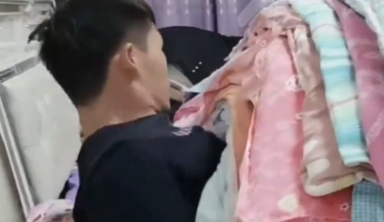 盖14斤被子睡一个月能睡得更香，重被子能增加褪黑素分泌