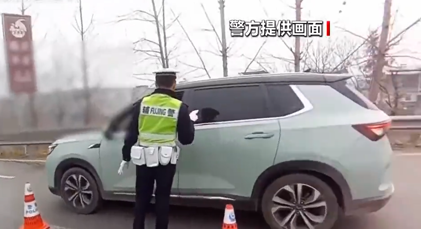 家长把4岁和8岁孩子塞进后备箱返乡