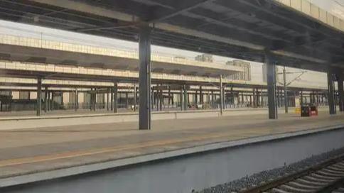 4岁娃意外坠入列车与站台缝隙，乘警迅速趴地30秒将其救起