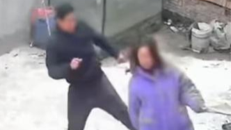 女子称自己不愿意换衣服相亲，被家人往死里打