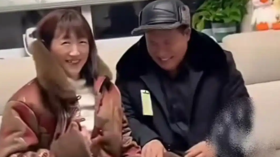 00后女儿给父母买新衣，父母秒变80岁，“明年别买了”