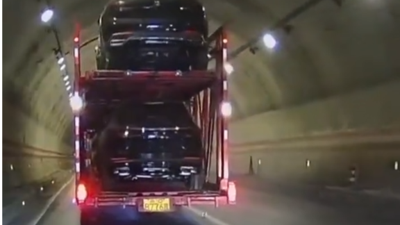 刚进隧道大车突然变道急刹，后车冒死避让