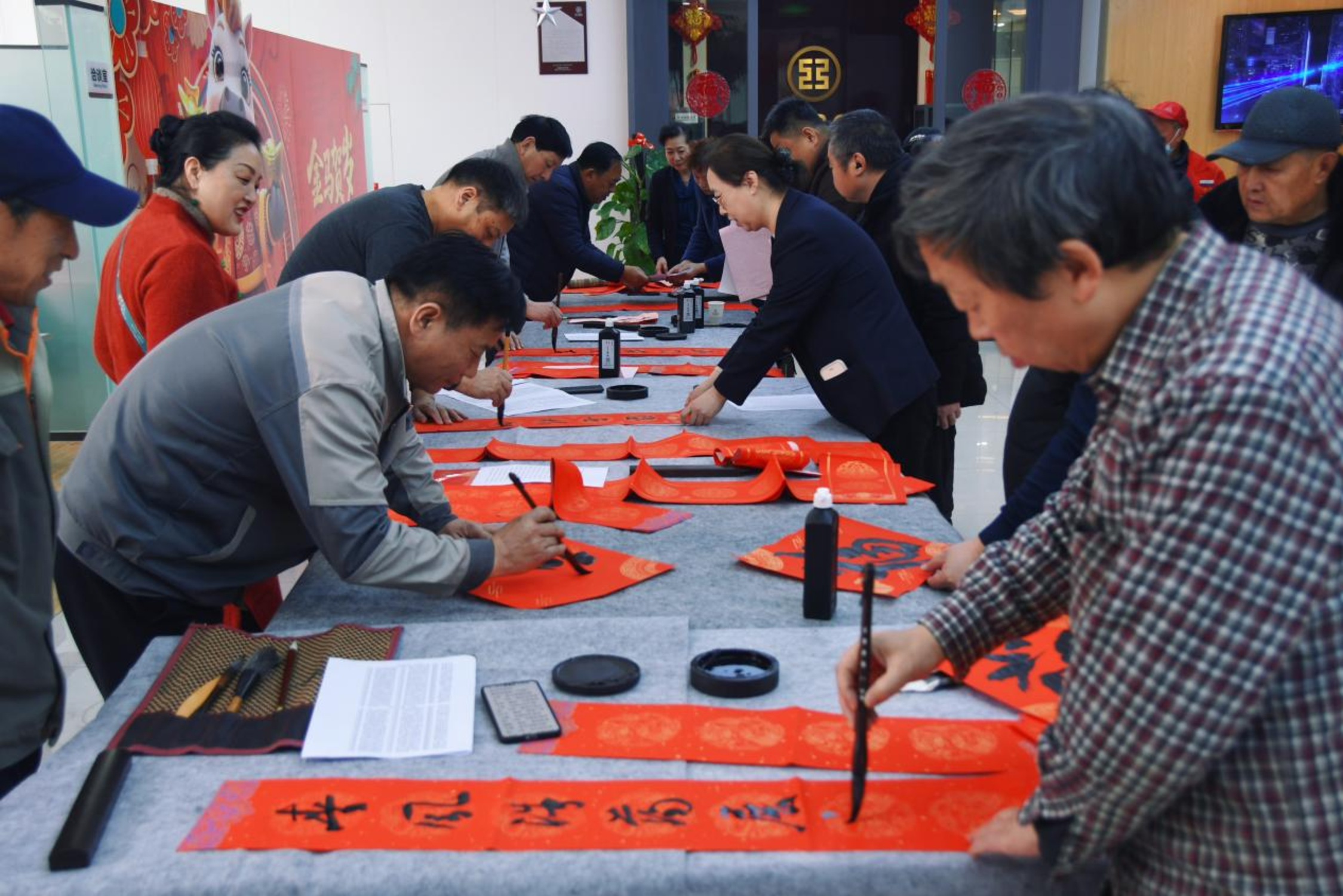 工商银行洛阳分行：网点飘墨香 迎春送祝福