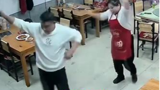 熊孩子在室内点燃烟花，家长和客人被逼出“国足级”脚法