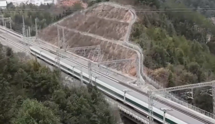 一趟复兴号每周五变校车，送山区孩子上学回家