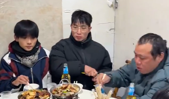 夫妻带患病女儿开店，8年还清百万欠款