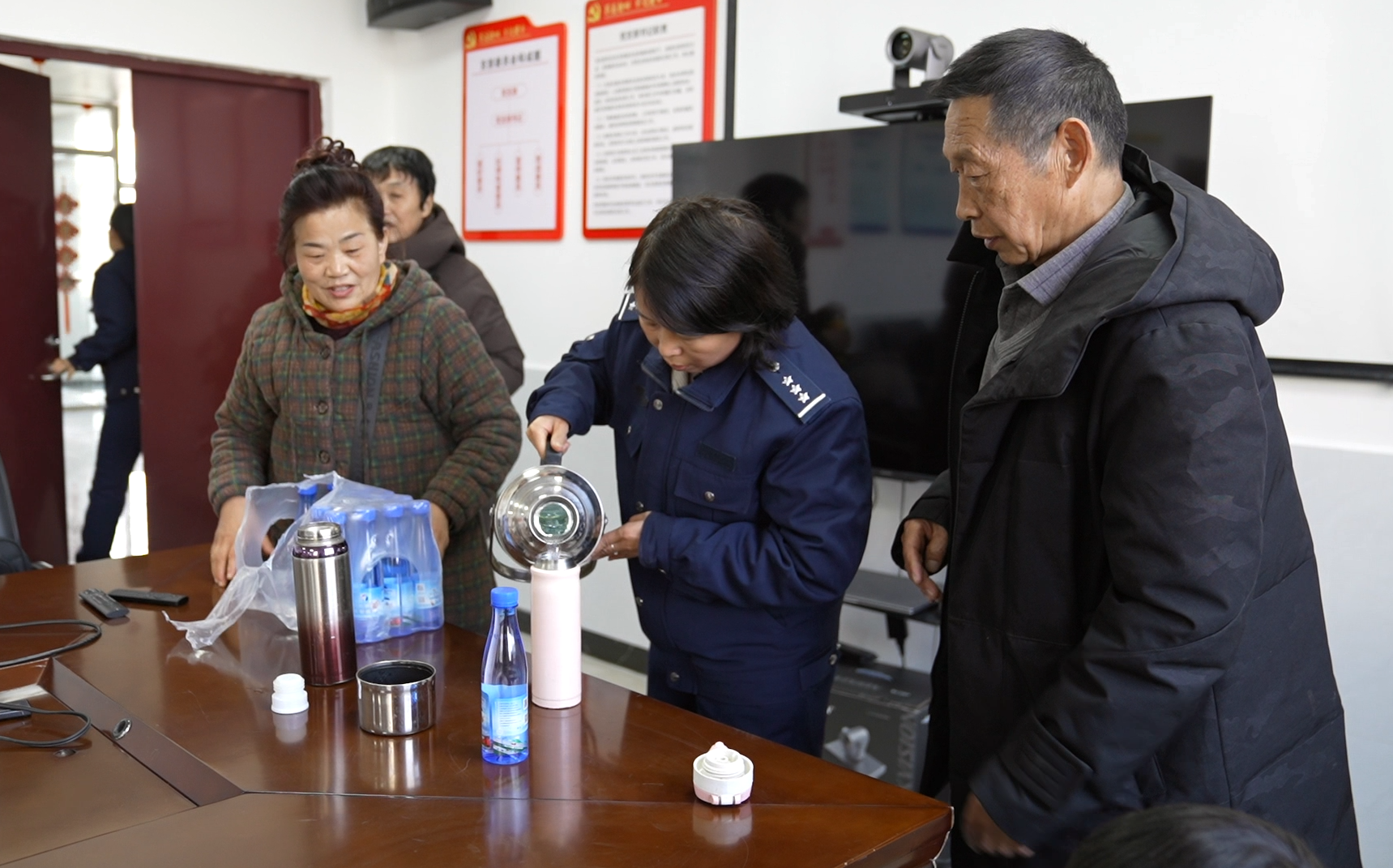 暖途2026｜安罗高速客车故障滞留 多方联动守护归家路