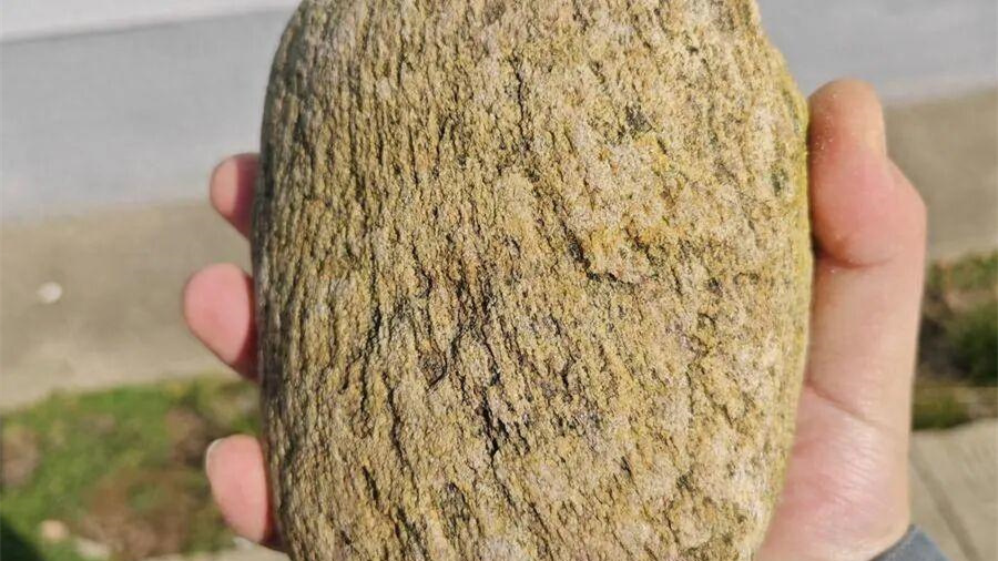 男子回老家意外捡到奶奶曾用来压锅盖的石头，勾起全网回忆