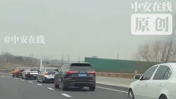 多辆陌生车为孤独的婚车陪跑