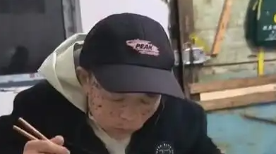 女子寒风中等候颠簸12小时的哥哥：回家吃小年夜“团圆饭”