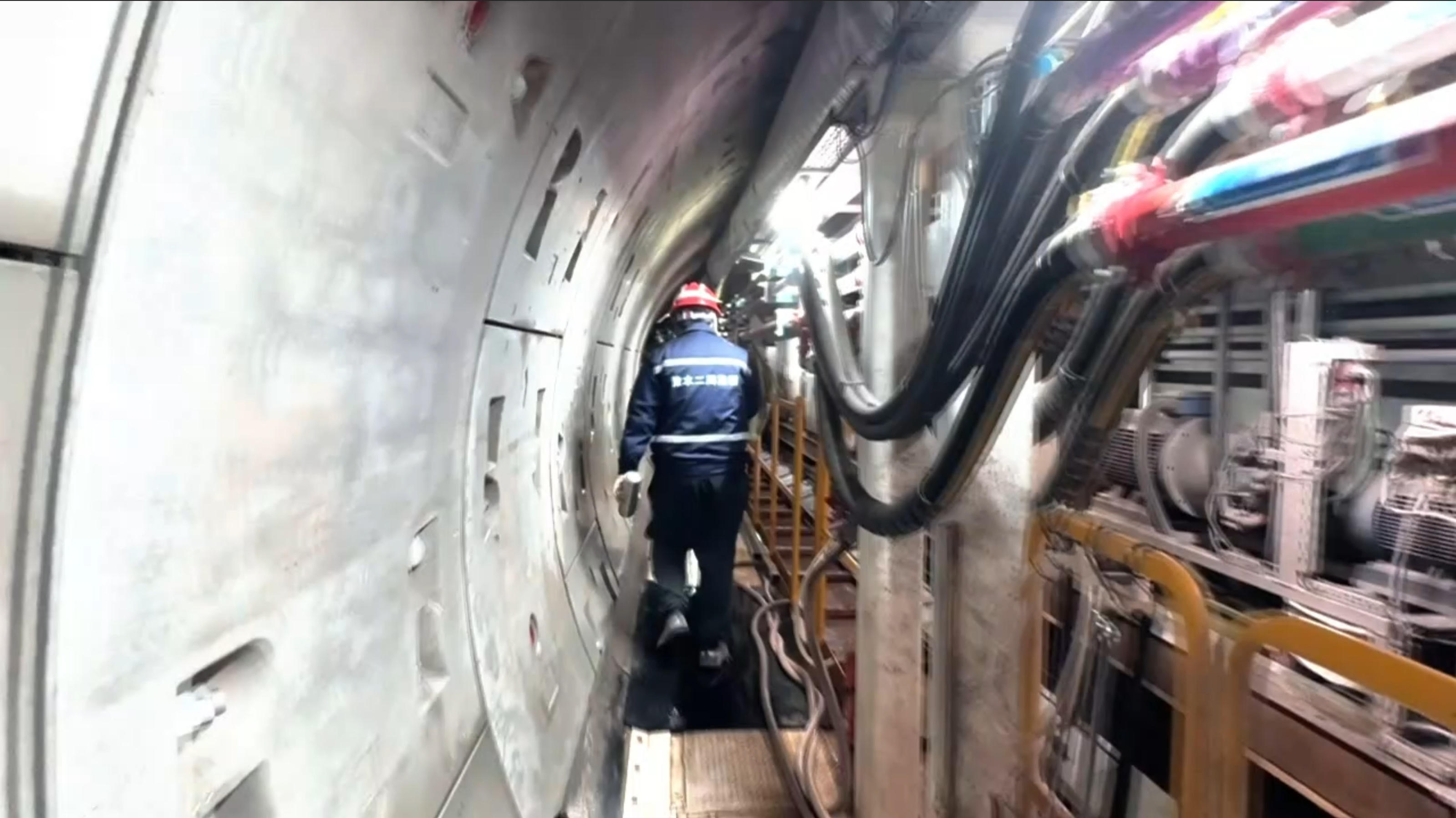 伏牛山里的“穿山队”：隧洞中奏出“钢铁交响”丨新春走基层