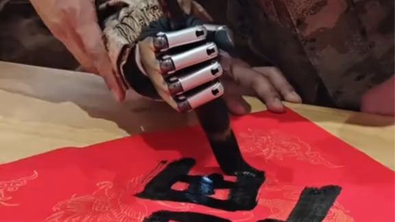 这就是科技的意义！杜富国戴上机械臂写“福”字送福！