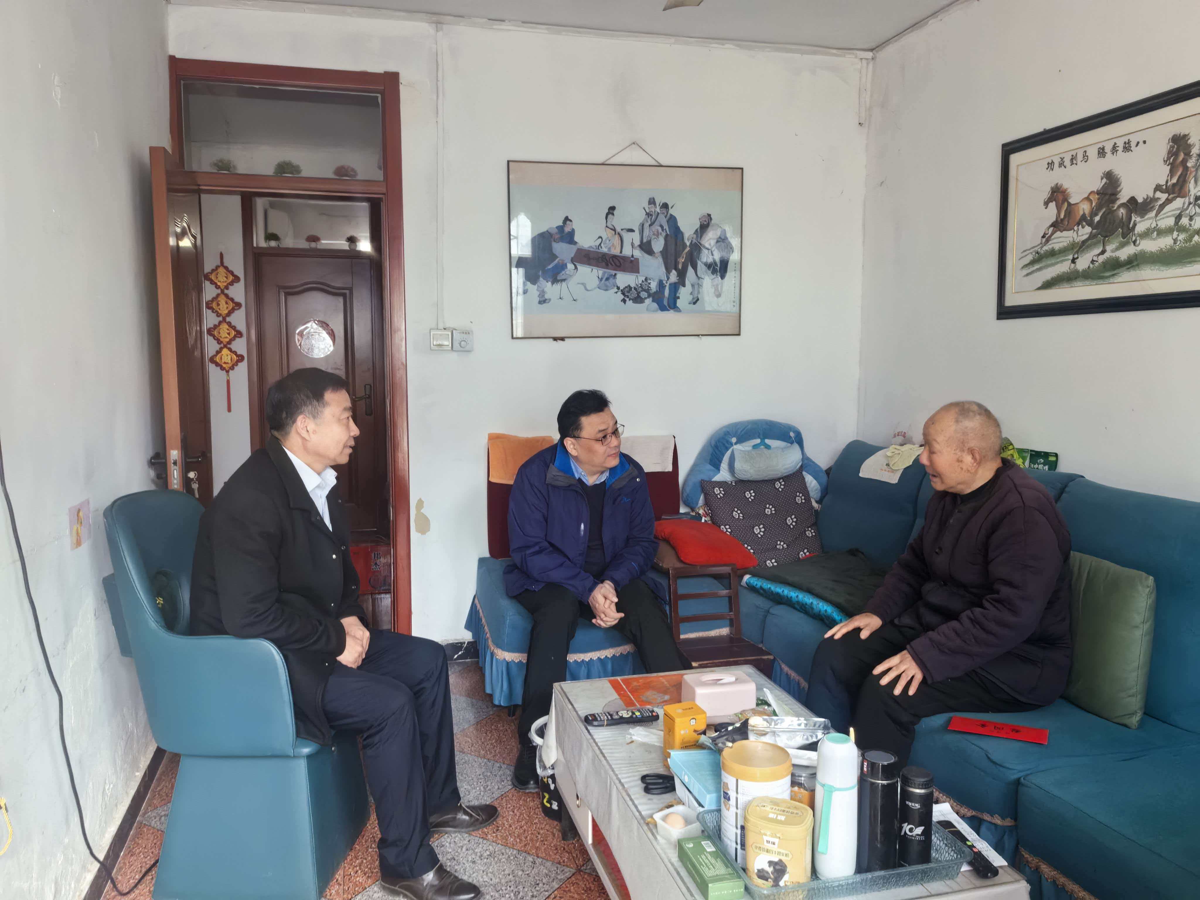 工行周口分行春节前夕走访慰问离退休老干部