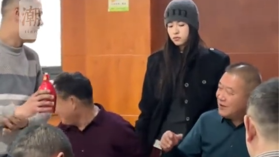 爸爸被频繁劝酒，女儿站身后霸气护爹，网友：保镖式小棉袄
