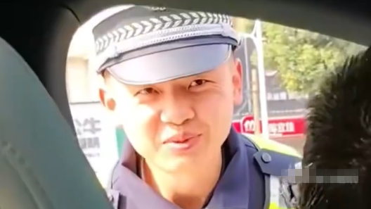 查酒驾意外“见家长” 执勤交警一秒“娇羞”脸红