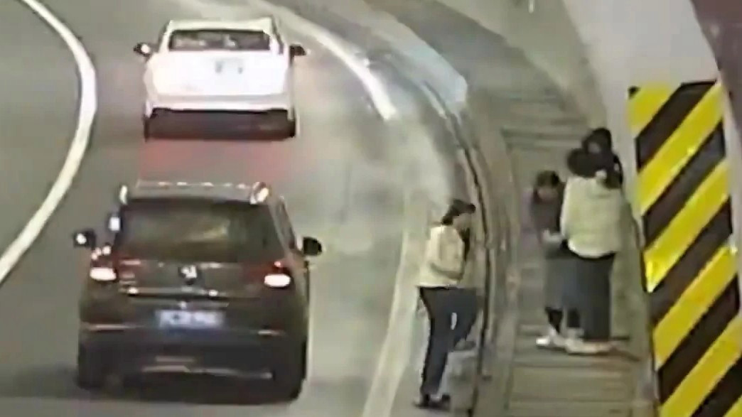 惊险一幕！高速交警一通电话挽救四个人