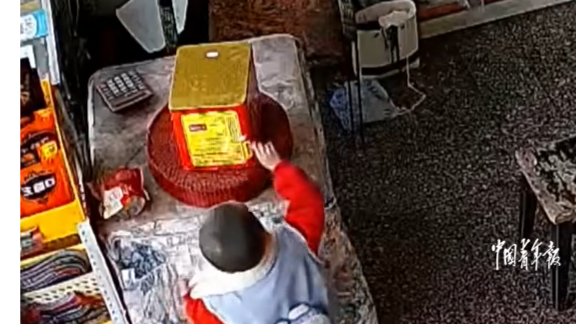 地上烟头未灭，2岁小孩捡起点燃屋内烟花，所幸大人发现及时