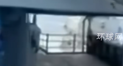 俄媒披露两艘美军舰相撞现场画面：船员第一时间拿手机录视频