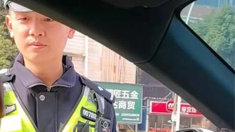 查酒驾现场意外“见家长”，执勤交警瞬间害羞