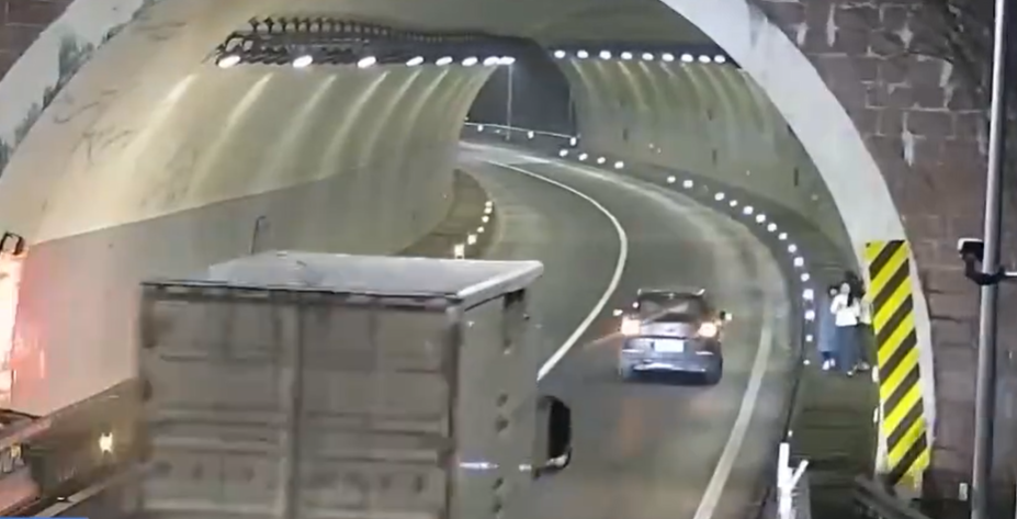 4人撤离车辆20秒后轿车被撞变形