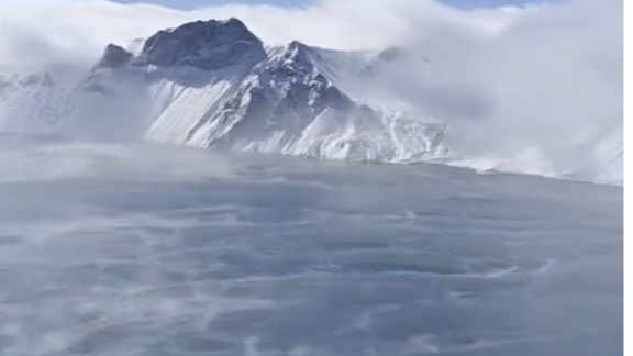 长白山天池出现奇观，仿佛一锅开水沸腾！