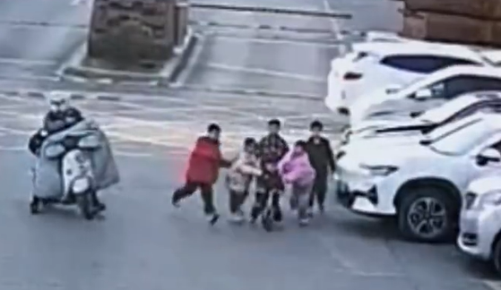 5名小学生街头捡3岁萌娃送到派出所