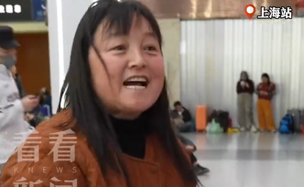 家政大姐带4个空瓶回家过年