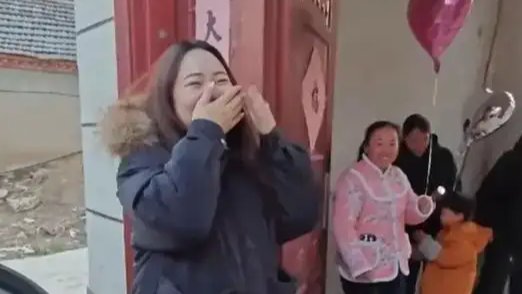 第一次带女友回家，十几口人列队欢迎