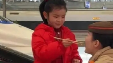 列车长夫妻在岗过年和女儿站台相聚：连续9年在岗位上过年