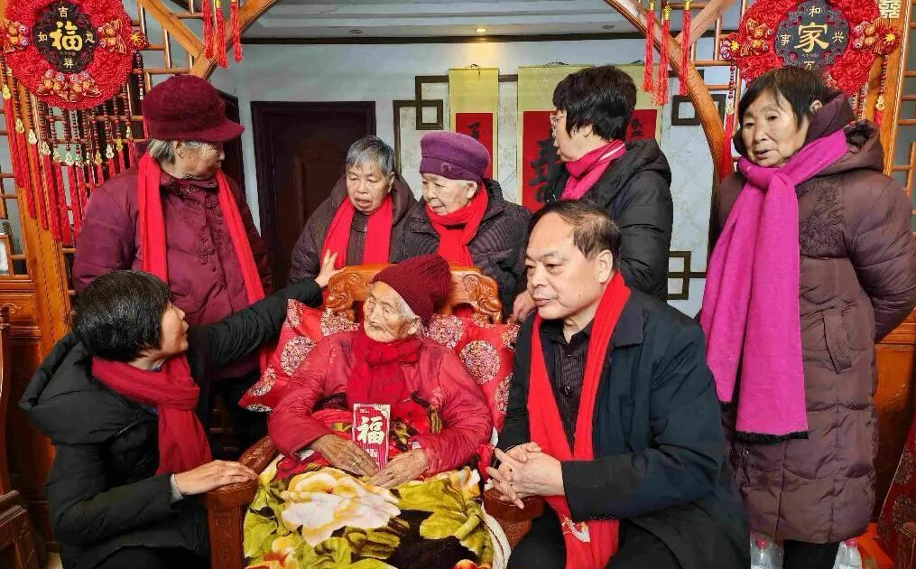 这一幕太暖了！104岁老人五世同堂，近百名后代磕头拜年
